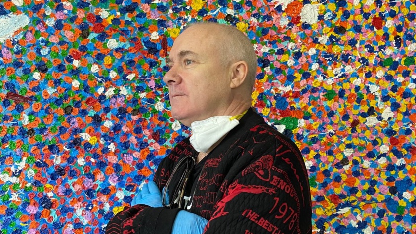 A sideview photo of Damien Hirst
